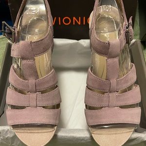 Vionic Women’s Wedged Heel Sandal (New)